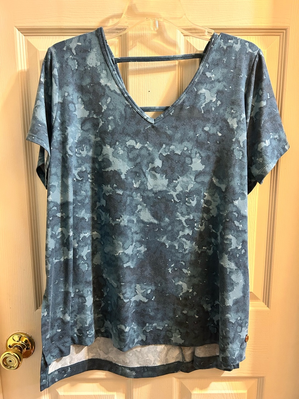 Lane Bryant Blue Camo V-Neck Short Sleeve Top